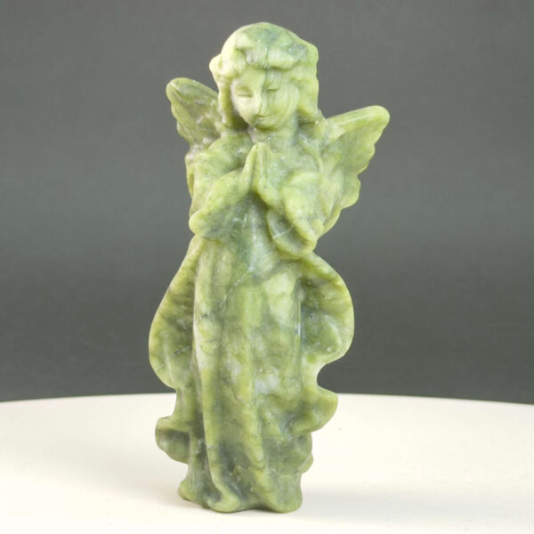 Serpentin Engel krystal sten på sort baggrund