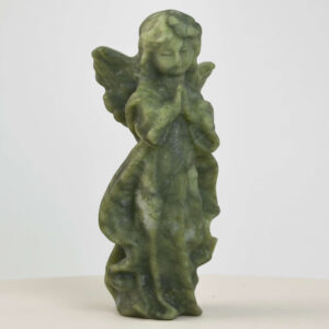 Serpentin Engel krystal sten på hvid baggrund