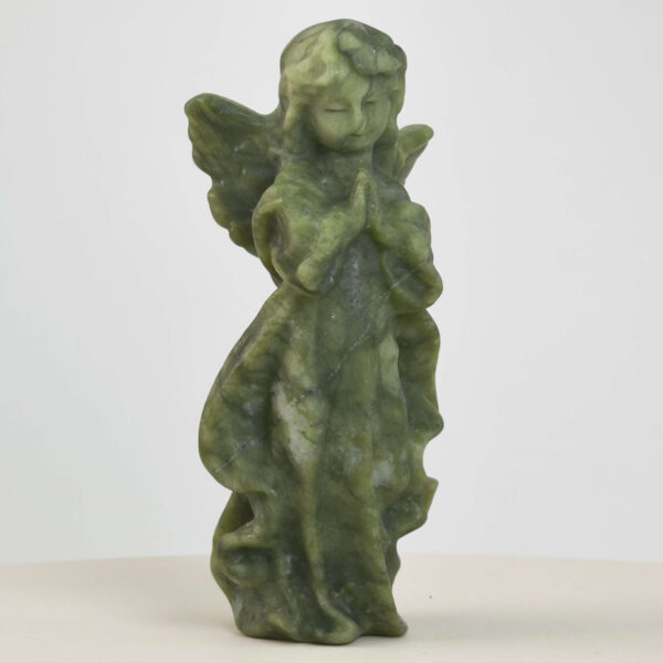 Serpentin Engel krystal sten på hvid baggrund