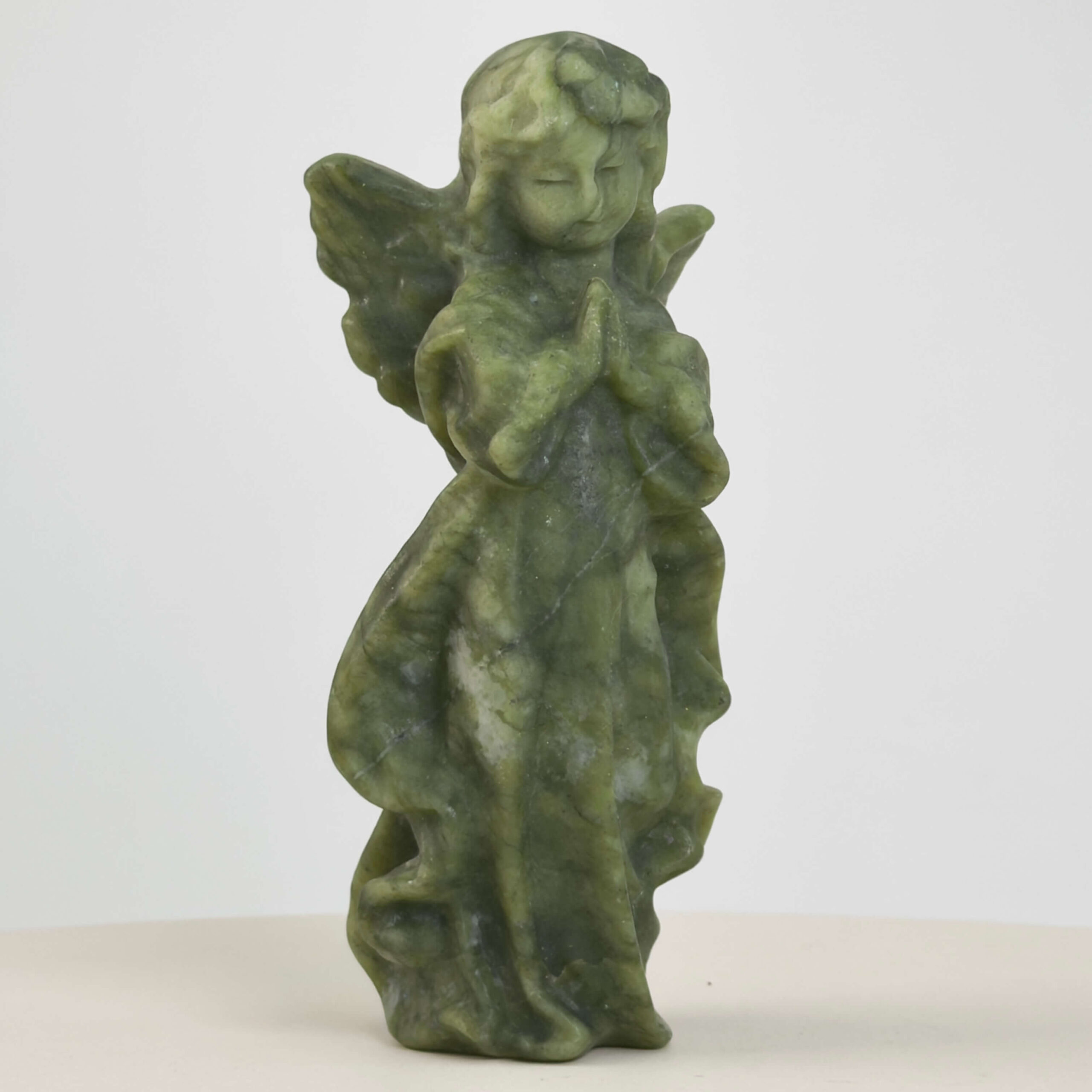 Serpentin Engel krystal sten på hvid baggrund