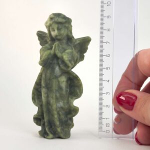 Serpentin Engel krystal sten med lineal på hvid baggrund