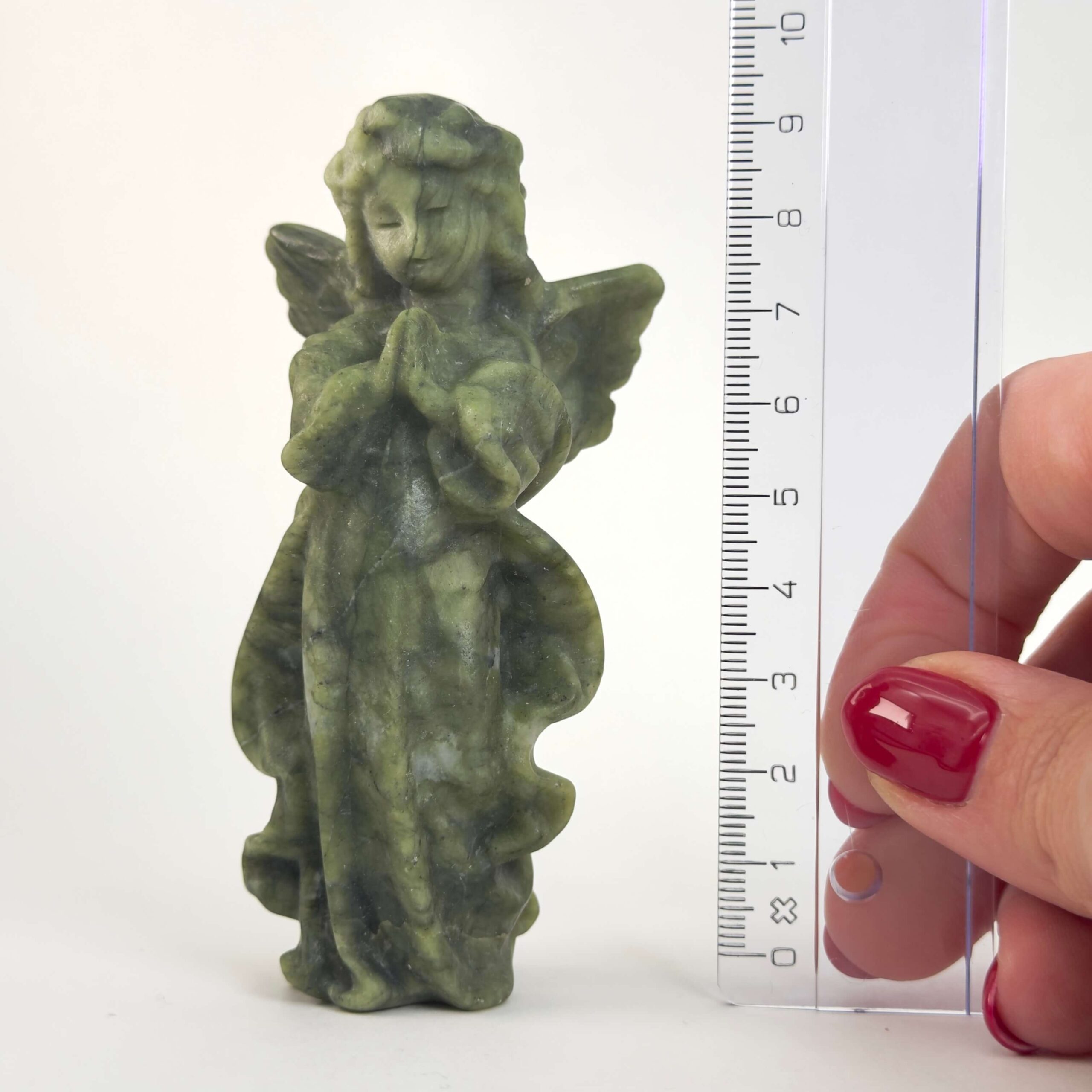 Serpentin Engel krystal sten med lineal på hvid baggrund