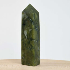 Serpentin Tårn krystal sten på hvid baggrund