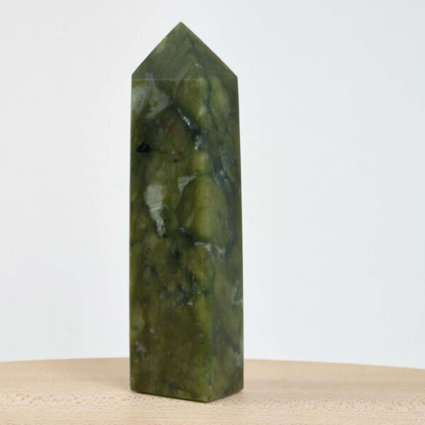 Serpentin Tårn krystal sten på hvid baggrund