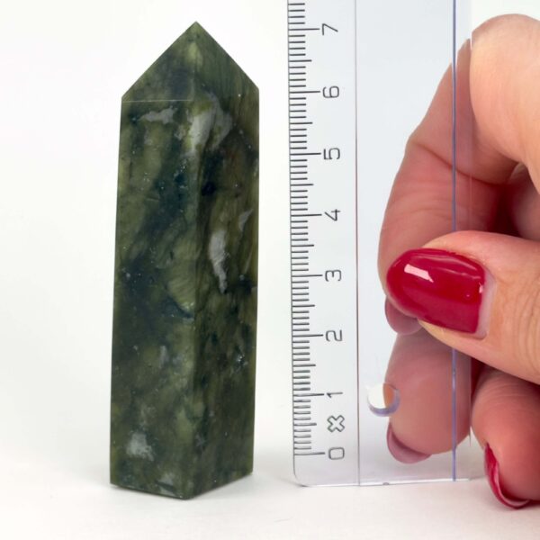 Serpentin Tårn krystal sten med lineal på hvid baggrund