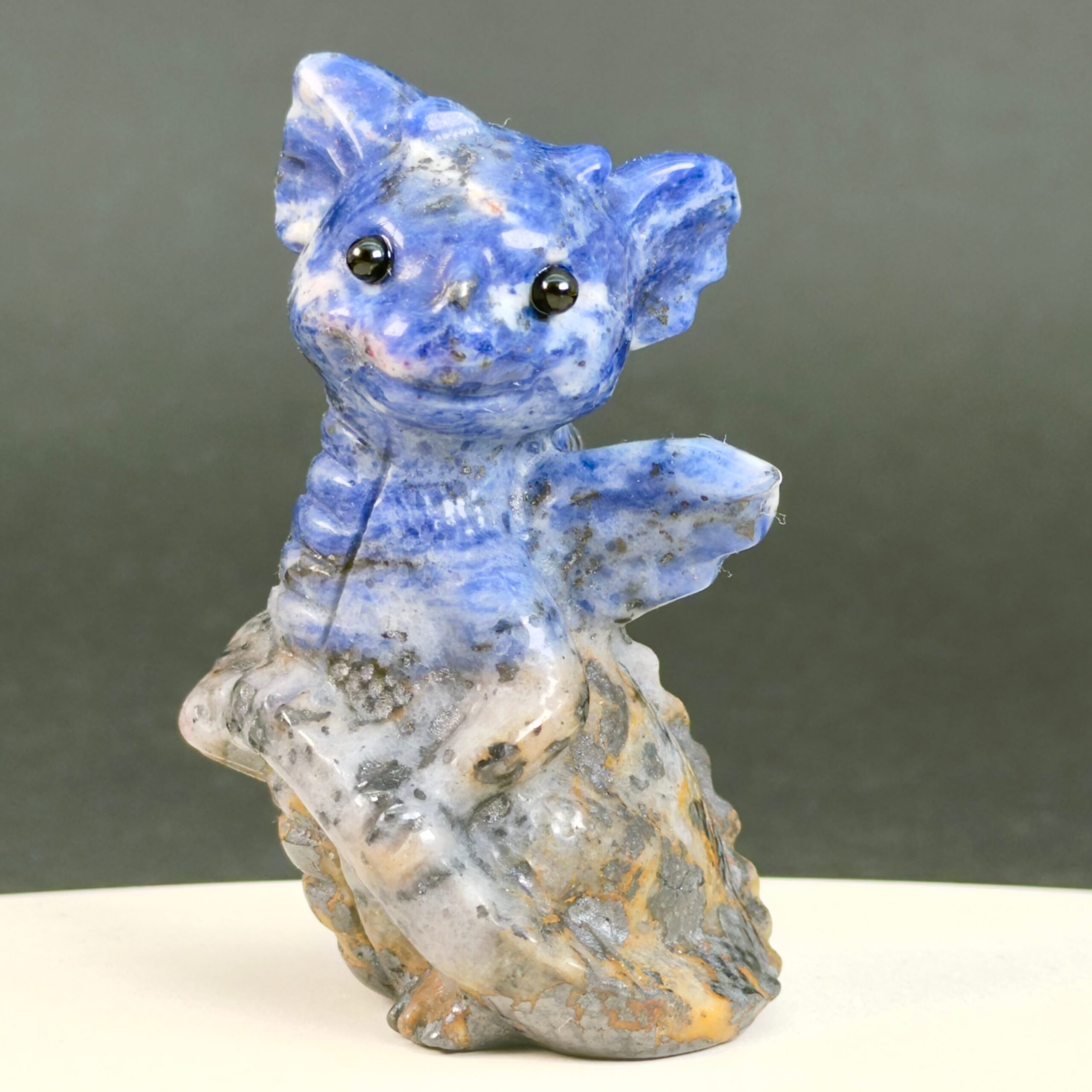 Sodalit Babydrage Krystal sten på sort og hvid baggrund