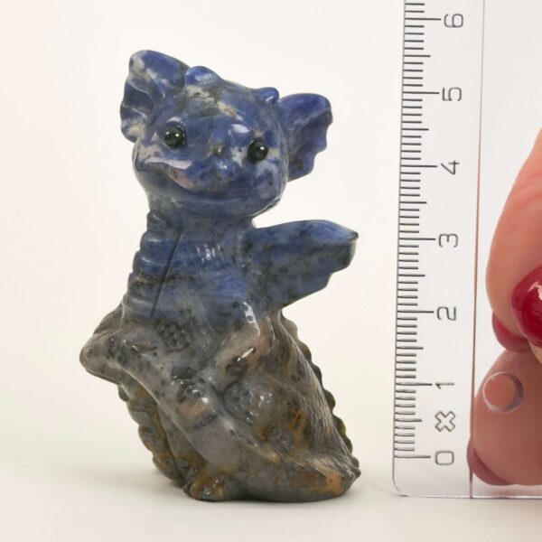 Sodalit Babydrage Krystal sten med lineal på hvid baggrund