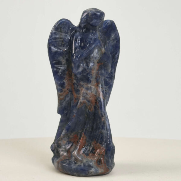 Sodalit Engel krystal sten i hånd på hvid baggrund