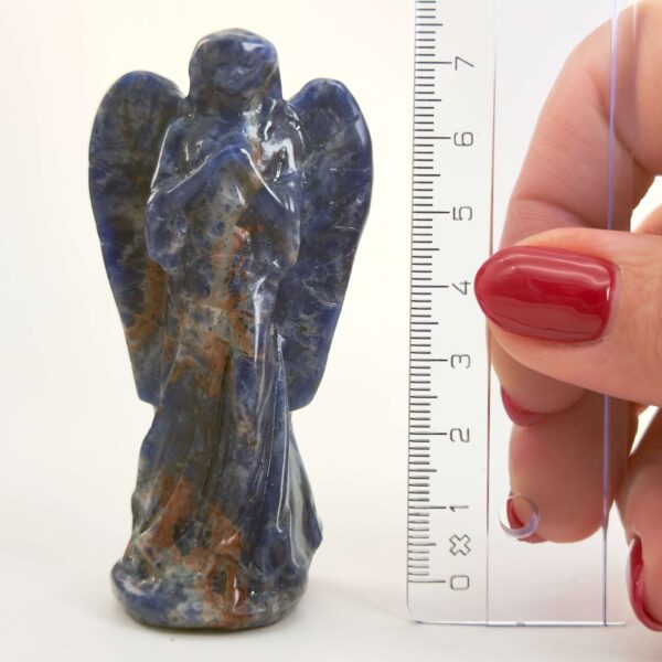 Sodalit Engel krystal sten med lineal på hvid baggrund