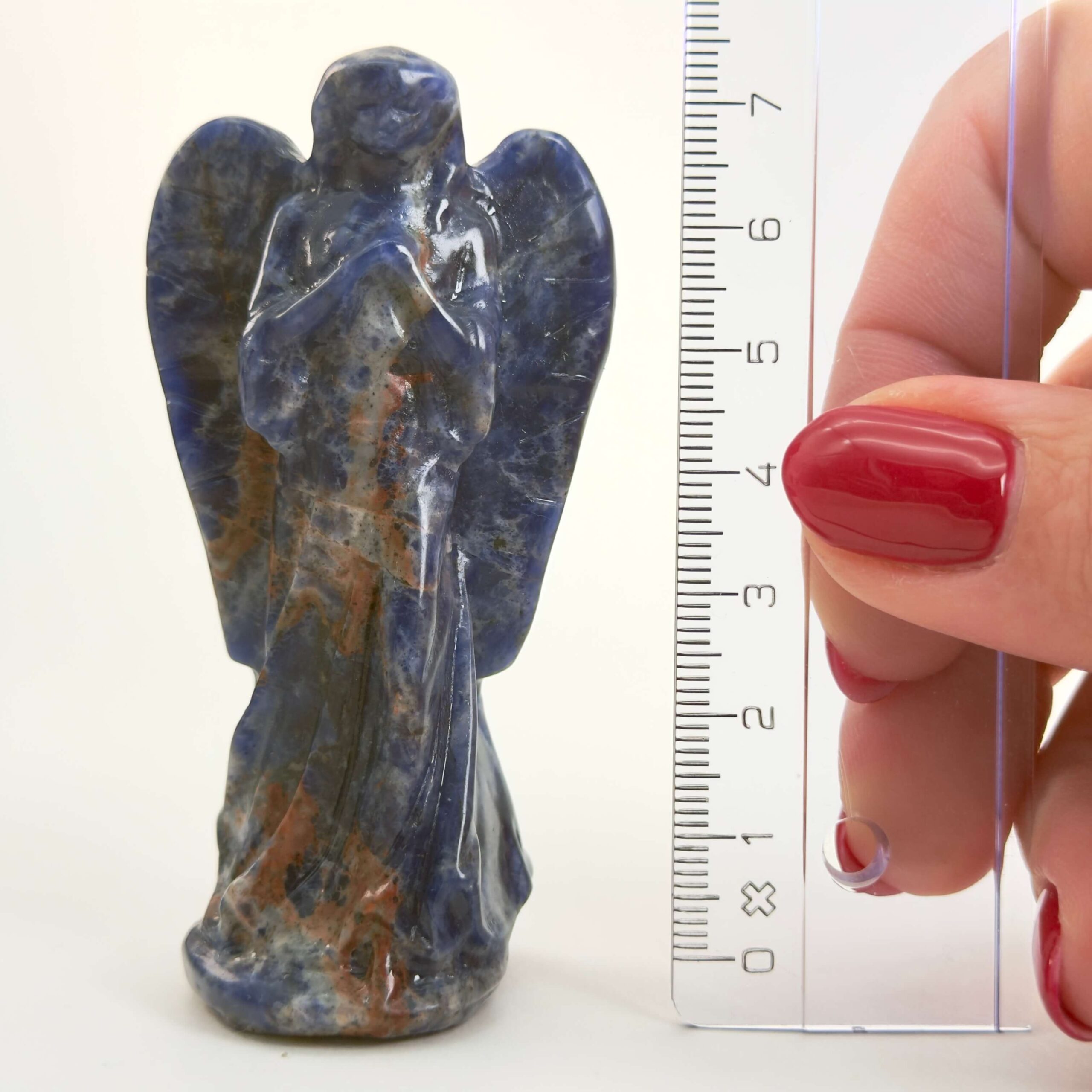 Sodalit Engel krystal sten med lineal på hvid baggrund
