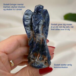 Sodalit Engel krystal sten i hånd på hvid baggrund med tags