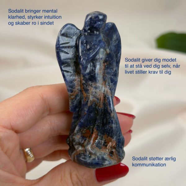 Sodalit Engel krystal sten i hånd på hvid baggrund med tags