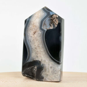 Sort Agat Tårn krystal sten på hvid baggrund