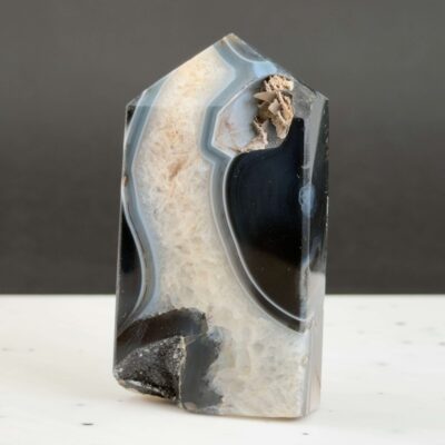 Sort Agat Tårn krystal sten på sort og hvid baggrund