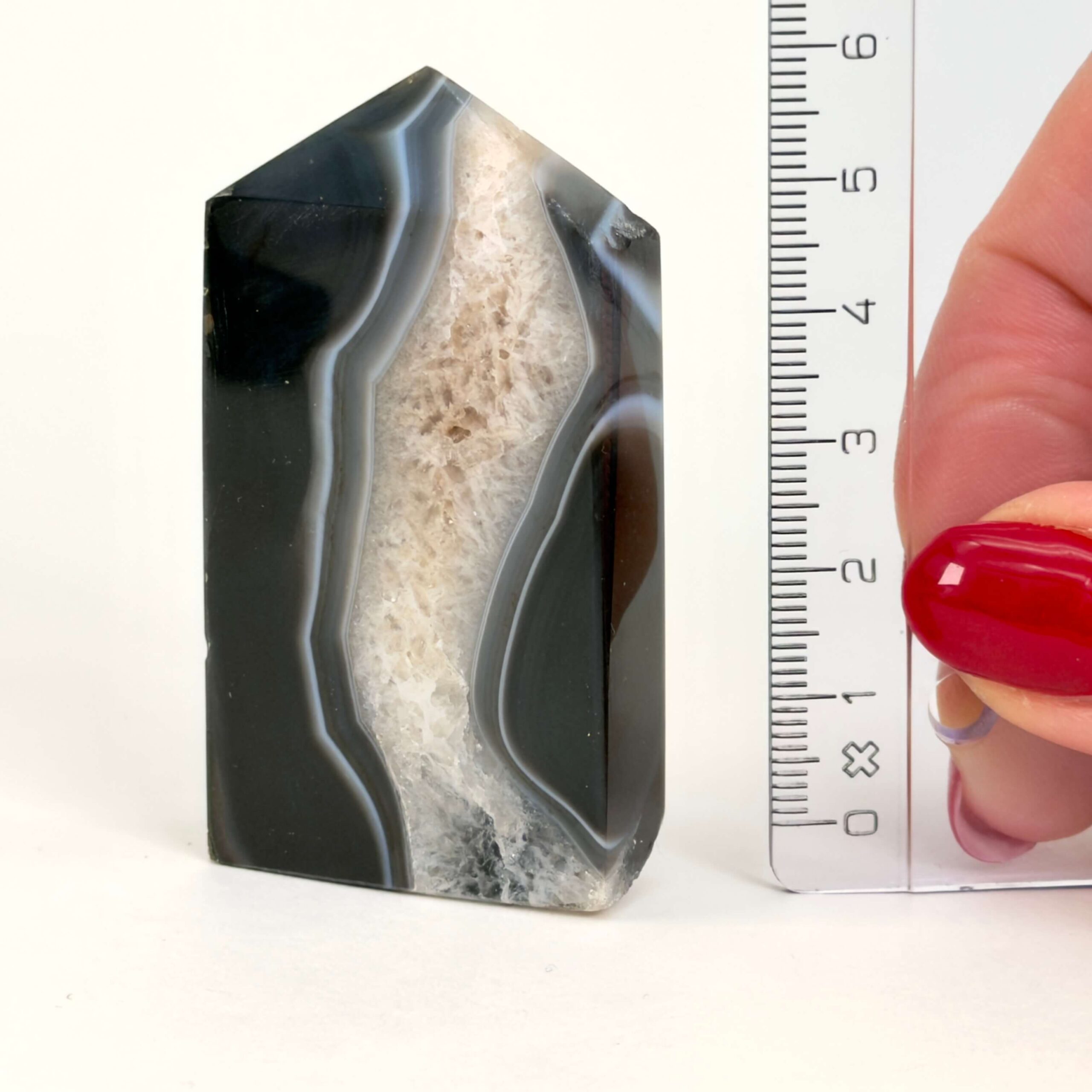 Sort Agat Tårn krystal sten med lineal på hvid baggrund