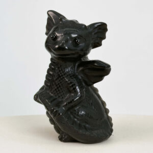 Sort Obsidian Babydrage Krystal sten på hvid baggrund