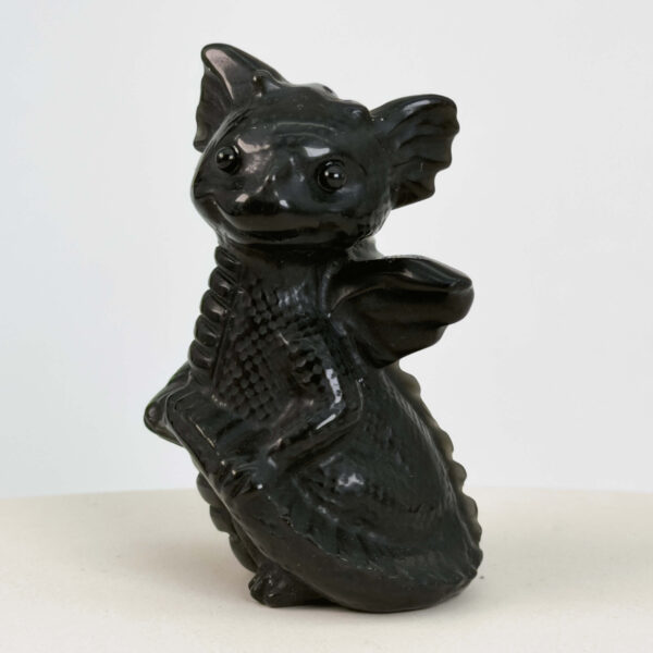 Sort Obsidian Babydrage Krystal sten på hvid baggrund