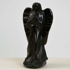 Sort Obsidian Engel krystal sten på hvid baggrund