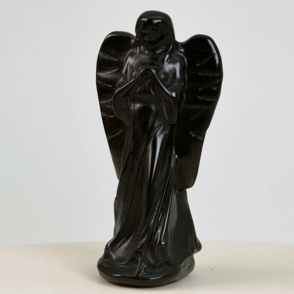 Sort Obsidian Engel krystal sten på hvid baggrund