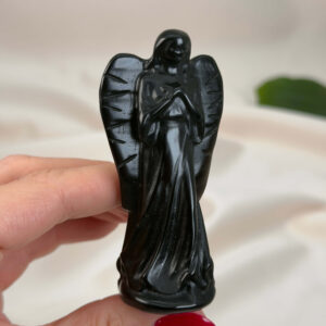 Sort Obsidian Engel krystal sten i hånd på hvid baggrund