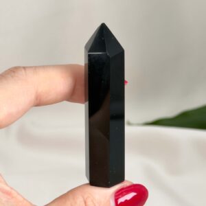 Sort Obsidian Tårn Krystal Sten i hånd på hvid baggrund