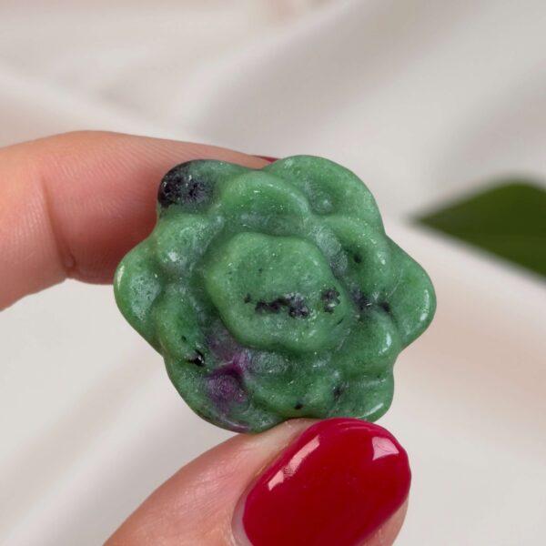 krystal blomst 3 cm sten rubin i zoisite hånd