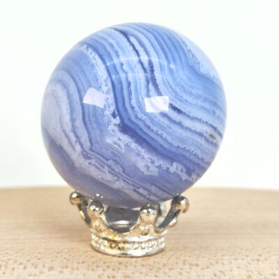 Blondeagat kugle med fine blå og hvide bånd i poleret krystalform