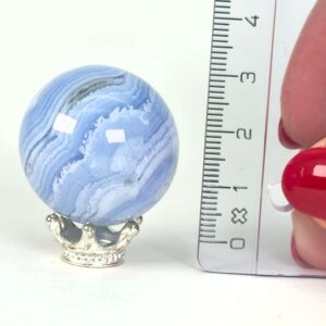 Blondeagat kugle med fine blå og hvide bånd i poleret krystalform