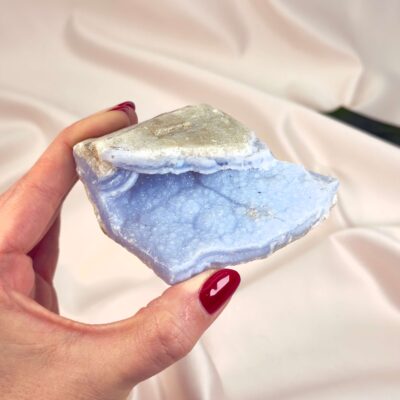Blondeagat Rå sten med karakteristiske lag af lys blå og hvid kalcedon