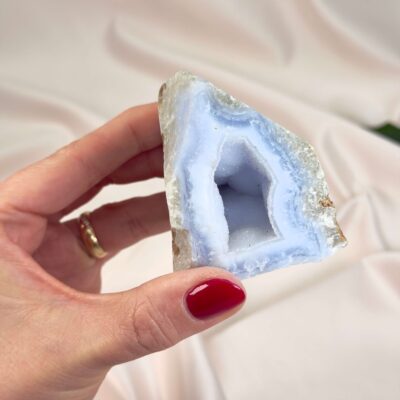 Blondeagat Rå sten med karakteristiske lag af lys blå og hvid kalcedon