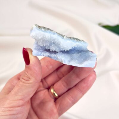 Blondeagat Rå sten med karakteristiske lag af lys blå og hvid kalcedon