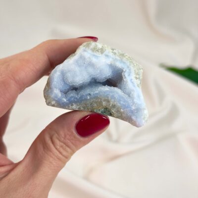 Blondeagat Rå sten med karakteristiske lag af lys blå og hvid kalcedon