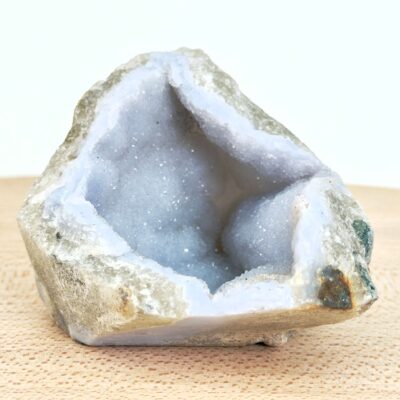 Blondeagat rå krystal med fine blå og hvide bånd i naturlig uforarbejdet form