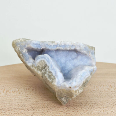 Blondeagat rå krystal med fine blå og hvide bånd i naturlig uforarbejdet form