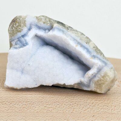 Blondeagat rå krystal med fine blå og hvide bånd i naturlig uforarbejdet form