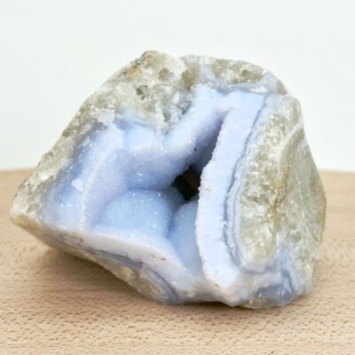 Blondeagat rå krystal med fine blå og hvide bånd i naturlig uforarbejdet form