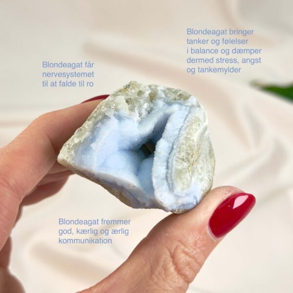 Blondeagat Rå krystal med tydelige blå lag og naturlig mineralstruktur