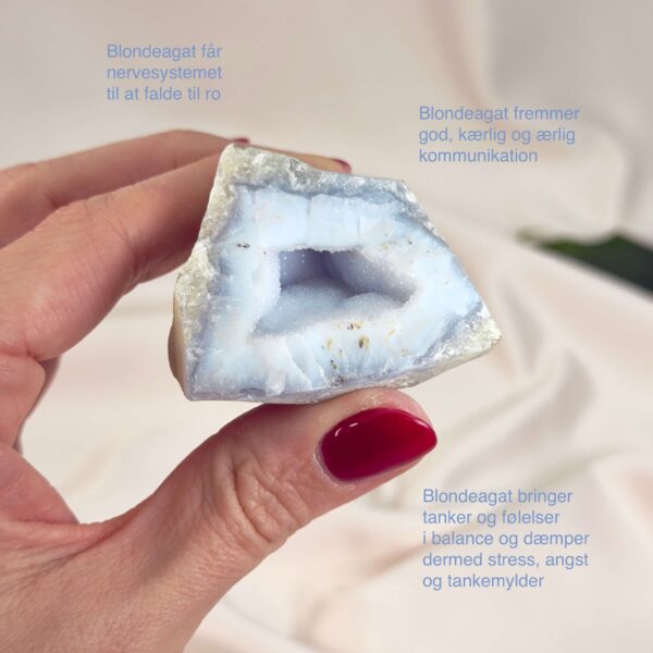 Blondeagat Rå krystal med tydelige blå lag og naturlig mineralstruktur
