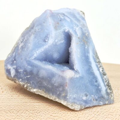 Blondeagat rå krystal med fine blå og hvide bånd i naturlig uforarbejdet form