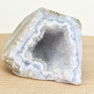 Blondeagat rå krystal med fine blå og hvide bånd i naturlig uforarbejdet form