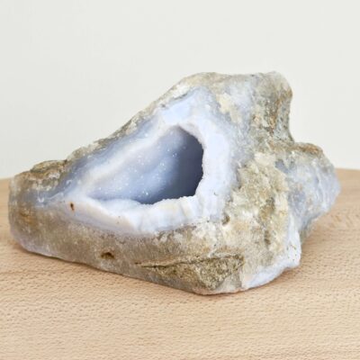 Blondeagat rå krystal med fine blå og hvide bånd i naturlig uforarbejdet form