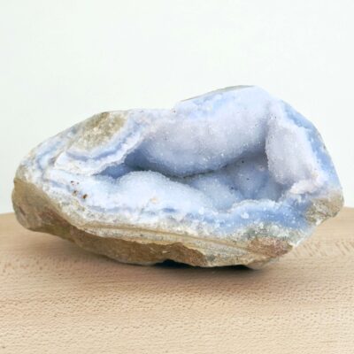 Blondeagat rå krystal med fine blå og hvide bånd i naturlig uforarbejdet form
