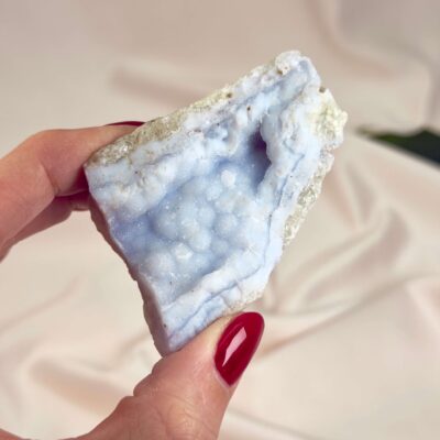 Blondeagat Rå sten med karakteristiske lag af lys blå og hvid kalcedon