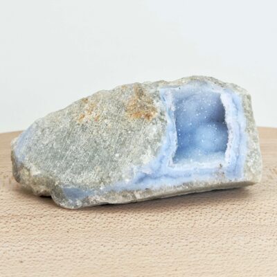 Blondeagat rå krystal med fine blå og hvide bånd i naturlig uforarbejdet form