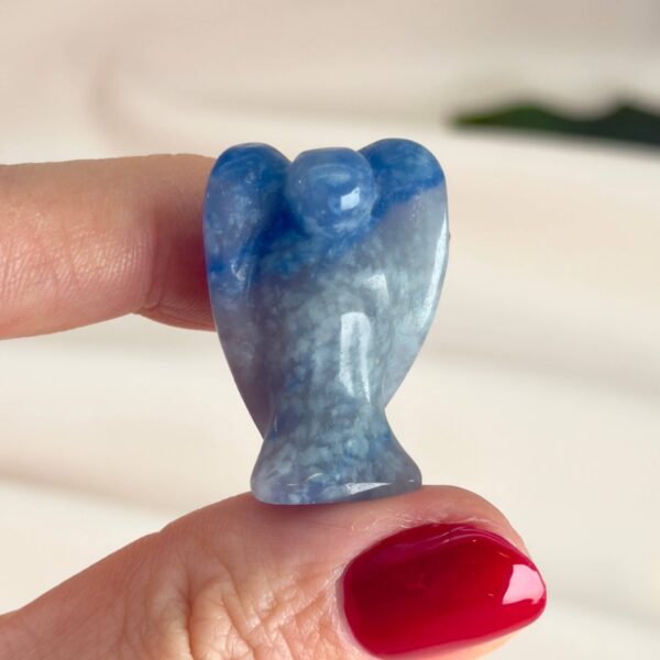 Krystal engel med bløde former og et roligt udtryk der skaber en følelse af nærvær og tryghed. En figur der forbindes med beskyttelse, omsorg og en harmonisk energi i dit hjem.