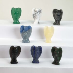 Krystal engel med bløde former og et roligt udtryk der skaber en følelse af nærvær og tryghed. En figur der forbindes med beskyttelse, omsorg og en harmonisk energi i dit hjem.