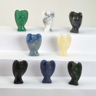 Krystal engel med bløde former og et roligt udtryk der skaber en følelse af nærvær og tryghed. En figur der forbindes med beskyttelse, omsorg og en harmonisk energi i dit hjem.