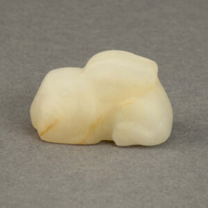 En smuk krystal hund med vinger. En særlig figur der kan minde om en elsket hund og symbolisere kærlighed, loyalitet og den forbindelse der stadig føles i hjertet.