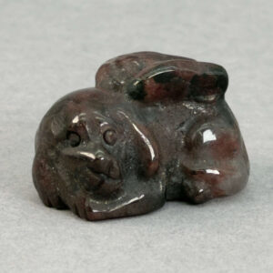 En smuk krystal hund med vinger. En særlig figur der kan minde om en elsket hund og symbolisere kærlighed, loyalitet og den forbindelse der stadig føles i hjertet.