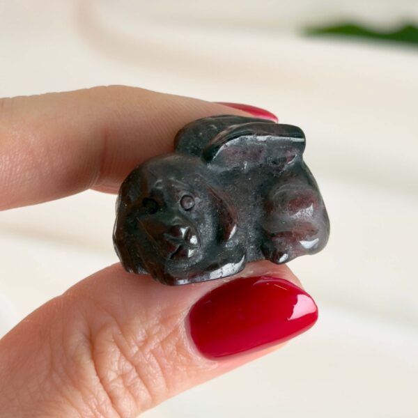 En smuk krystal hund med vinger. En særlig figur der kan minde om en elsket hund og symbolisere kærlighed, loyalitet og den forbindelse der stadig føles i hjertet.